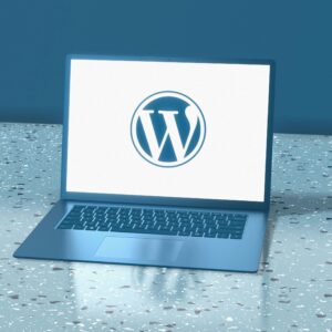 Ordinateur affichant le logo WordPress sur un bureau moderne
